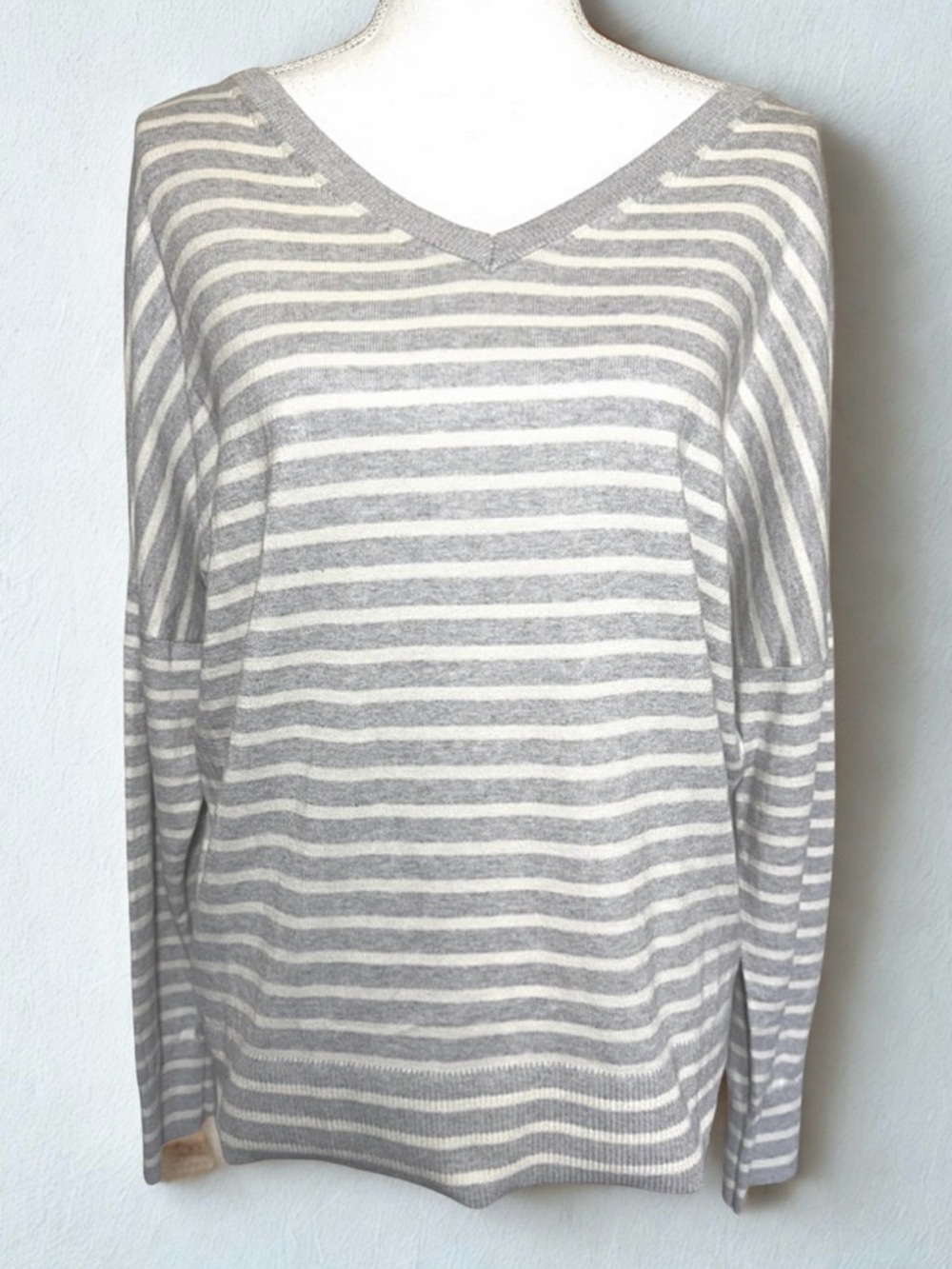 NWT Banana Republic V-Neck Sweater in Gray and Cream Stripes Women Medium